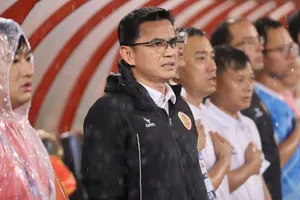 Đến lượt Kiatisak… chịu không nổi