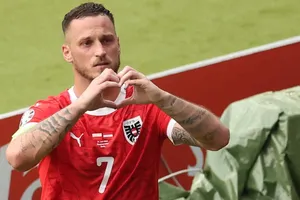 Sắc màu Euro: Nước mắt Arnautovic. Vua Felipe nói gì trong phòng thay đồ Tây Ban Nha?