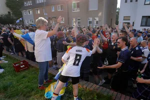 Hai bà cháu của CĐV Đức chào đón các CĐV Scotland trước trận khai mạc