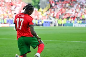 Nhật ký Euro: Leao bị Serie A "làm hại". Mbappe vẫn ghi 2 bàn dù không thi đấu cho Pháp. Beckham bất ngờ xuất hiện ở Thụy Điển 