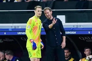 Manuel Neuer ngày càng giống ngày cũ