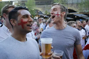 Sắc màu Euro 2024: Bia và đội tuyển Anh