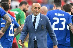 Nhật ký Euro: Italy có "sóng ngầm" ở phòng thay đồ. Vì sao Euro có nhiều bàn phản lưới nhà?