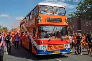 Xe buýt Oranje và người hâm mộ Hà Lan đã thành biểu tượng của Euro 2024