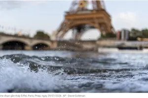 Nắng nóng ở Paris khiến làng Thế Vận thiếu máy lạnh. Sông Seine vẫn đục, không thể thi đấu