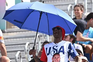 Rapper nổi tiếng Snoop Dogg phải than trời vì nắng nóng trên khán đài bóng chuyền bãi biển