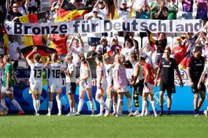 Cầu thủ nữ Đức chia vui với CĐV sua khi giành HCĐ