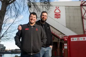 Greg Mitchell, bên trái, đồng sáng lập nhóm người hâm mộ Forza Garibaldi, cùng với Matt Davies từ podcast Forest Focus, tại Trent End của City Ground. Ảnh: Fabio De Paola/The Guardian