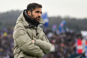 Cesc Fàbregas quan sát đội A của mình trong trận thua 1-2 trên sân nhà trước Atalanta. Nhiếp ảnh: Daniele Mascolo/Reuters