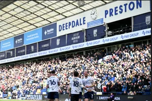 Will Keane (phải) ăn mừng sau khi ghi bàn thứ ba cho Preston trong trận đánh bại Burnley ở vòng năm FA Cup tại Deepdale. Ảnh: Paul Ellis/AFP/Getty Images