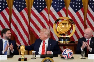 Phó Tổng thống Mỹ JD Vance, Tổng thống Donald Trump và Chủ tịch FIFA Gianni Infantino, từ trái sang phải, tham dự cuộc họp của nhóm đặc nhiệm World Cup tại Nhà Trắng vào thứ Ba. Ảnh: Kent Nishimura/Reuters
