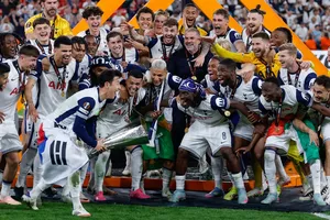 Tottenham hạnh phúc bên chiếc cúp Europa League