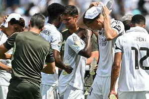 Hình ảnh minh họa:Pablo Barrios của Atlético Madrid uống nước trong giờ nghỉ làm mát tại Club World Cup. Mỹ sẽ đón các đội tuyển quốc tế vào mùa hè tới.Nguồn: Yuri Cortéz/AFP/Getty Images