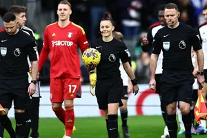 Sự khắc nghiệt của trọng tài hiện đại: tốc độ, dữ liệu, chuyên gia tâm lý và siêu thực phẩm