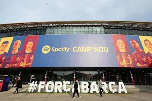 Sau chức vô địch, Barcelona có mùa hè tự hủy hoại?