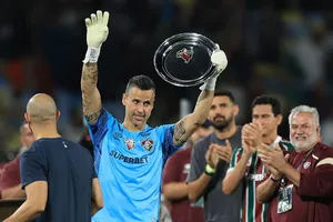 Thủ môn Fabio phá kỷ lục của huyền thoại Peter Shilton sau 28 năm