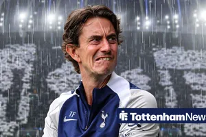 Đồng hồ đang điểm với HLV Frank ở Tottenham