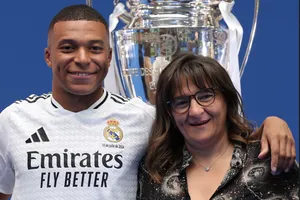 Kylian Mbappé cùng mẹ, Fayza, trong buổi ra mắt Real Madrid