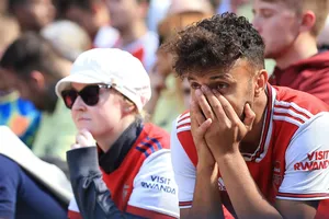 Vì sao cả nước Anh lại muốn Arsenal thất bại trong cuộc đua vô địch?