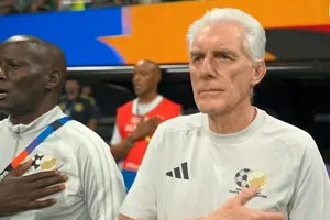 Hugo Broos: Thuyền trưởng lão làng đưa con tàu Nam Phi vào lịch sử World Cup