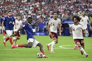 Dembele nỗ lực tìm cách xuyên qua hàng phòng ngự kín kẽ của Tây Ban Nha. Ảnh: THX