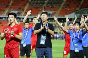 Kim Sang-sik và các cầu thủ cám ơn khán giả Việt Nam sau trận chung kết lượt đi tại SVĐ Rajamangala. ẢNH: VFF