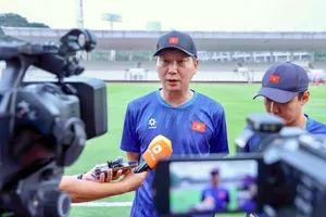 Nhiệm vụ nằng nệ của HLV Kim Sang-sik. Ảnh VFF