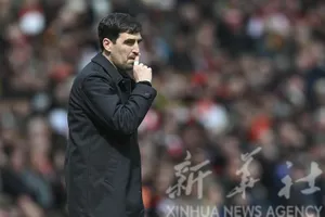 HLV Andoni Iraola. Ảnh THX
