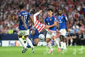 Martinez trong trận thua A.Madrid. Ảnh THX