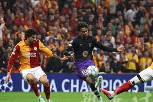Yamal ghi bàn trong trận thắng Galatasaray. Ảnh THX