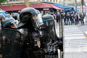 Cảnh sát được triển khai trên đường phố Paris. Ảnh THX