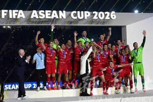 Chủ tịch Infantino trao cúp tại FIFA ASEAN Cup 2026. Ảnh THX