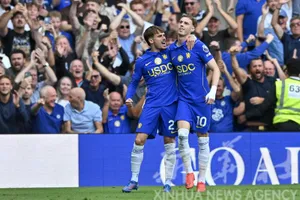 Chelsea vắng cùng lúc Pedro (trái) và Palmer. Ảnh THX