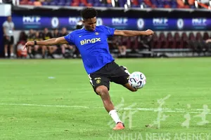 HLV Xabi Alonso gặp rắc rối nội bộ trước khi tiếp đón Man United