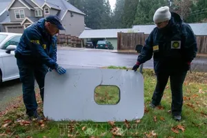 Cửa sổ máy bay Boeing 737 Max 9 của Hãng hàng không Alaska Airline rơi xuống Portland, Oregan, Mỹ hôm 8-1. Ảnh: TTXVN