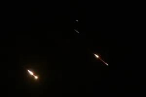 Phòng không Israel đánh chặn UAV Iran trên bầu trời Jerusalem rạng sáng 14-4. Ảnh: CNN