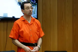 Larry Nassar trước tòa trong phiên điều trần tuyên án tại Tòa án Hạt Eaton ở Charlotte, Michigan, Mỹ, năm 2018. Ảnh: REUTERS