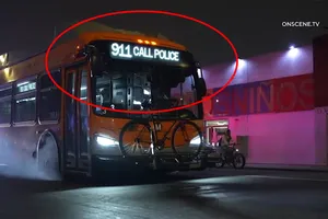 Chiếc xe buýt bị cướp tại Los Angeles. Ảnh: ABC