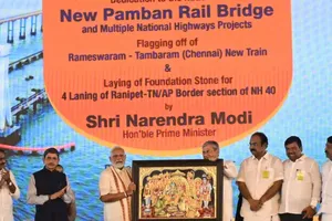 Thủ tướng Ấn Độ Narendra Modi tại lễ khánh thành cây cầu mới. Ảnh: THE HINDU