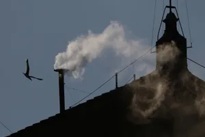 Khói trắng bốc lên từ Nhà nguyện Sistine, báo hiệu Mật nghị Hồng y đã bầu được tân Giáo hoàng. Ảnh: REUTERS