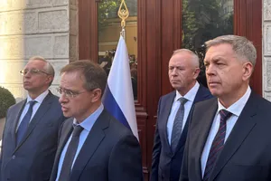 Các thành viên của phái đoàn đàm phán Nga gặp gỡ phóng viên tại Istanbul, Thổ Nhĩ Kỳ. Ảnh: REUTERS 