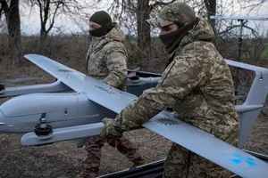 Binh sĩ Ukraine đang chuẩn bị phóng UAV. Ảnh: Euronews