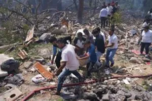 Lực lượng cứu hộ chuyển thi thể nạn nhân tại hiện trường vụ rơi máy bay của Hãng hàng không Air India. Ảnh: THX