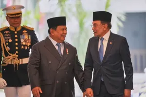 Tổng thống Indonesia Prabowo Subianto (trái) với Thủ tướng Malaysia Anwar Ibrahim (phải) trong cuộc gặp tại Cung điện Merdeka của Jakarta. Ảnh: CNA