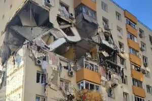 Vụ nổ khiến mặt tiền của các căn hộ góc hai tầng bị hư hại nặng nề. Ảnh: AGERPRESS 