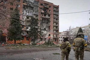 Quân nhân Ukraine đứng trước những tòa nhà chung cư bị phá hủy ở Pokrovsk. Ảnh: Cơ quan Biên phòng Nhà nước Ukraine