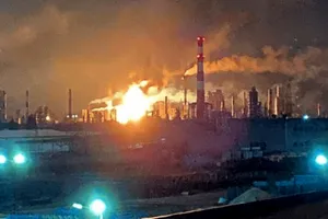 Khói lửa bốc lên từ vụ tấn công nhà máy lọc dầu ở Ryazan. Ảnh: MOSCOW TIMES 