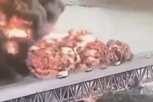 Ảnh chụp màn hình vụ nổ gần cầu Bridge of the Americas. Ảnh: NEW18 