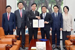 Lãnh đạo đảng Dân chủ cầm quyền và đảng đối lập Sức mạnh Nhân dân đạt thỏa thuận về dự luật ngân sách bổ sung. Ảnh: YONHAP 