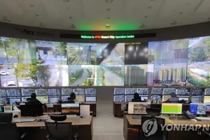 Phòng điều khiển hệ thống quản lý thành phố thông minh tại Incheon, phía tây Seoul. Ảnh: Yonhap